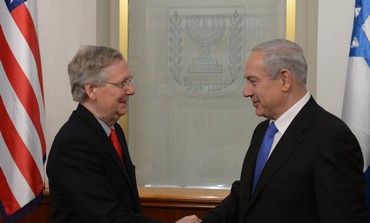 Netanyahu shakes hands with McConnell, Jan. 2013