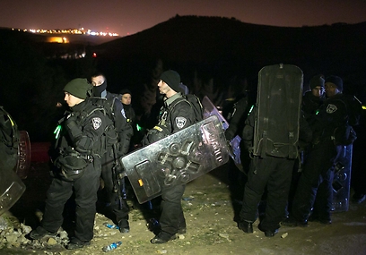 כוחות צבא ומשטרה בשטח, אחרי הפינוי (צילום: אוהד צויגנברג)